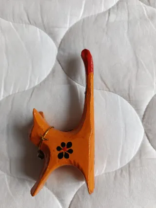 Figura de gato de madera para anillos