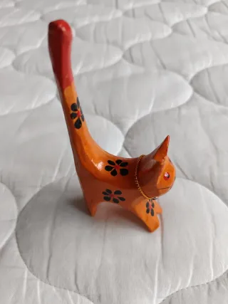Figura de gato de madera para anillos