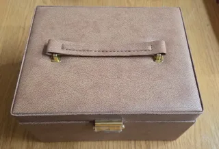 Joyero beige y marrón con espejo