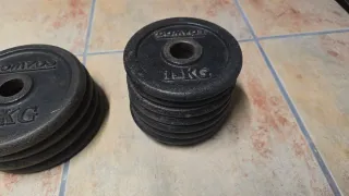 Discos de pesas varios pesos.