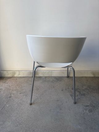 4 Sillas modernas blancas y plateadas