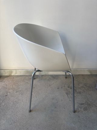 4 Sillas modernas blancas y plateadas