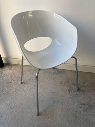 4 Sillas modernas blancas y plateadas