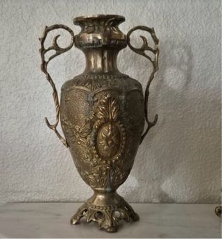 Jarrón de Bronce con Asas Decoradas