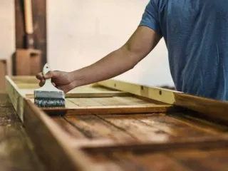 Risveglia mobili vecchi.