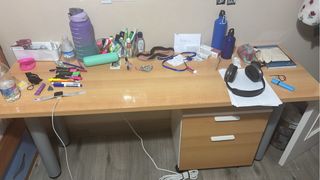 Escritorio madera y blanco junto con cajonera