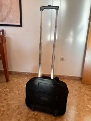 Maletín portátil con ruedas negro