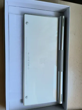 Teclado Apple Plata y Blanco