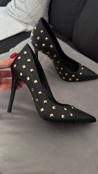 Tacones Michael Kors Negros con Tachuelas Doradas