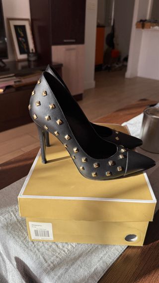 Tacones Michael Kors Negros con Tachuelas Doradas