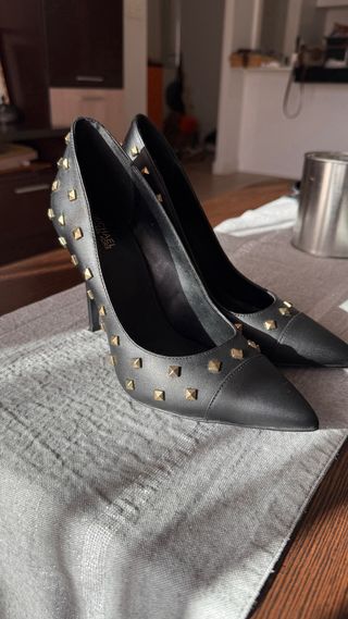 Tacones Michael Kors Negros con Tachuelas Doradas