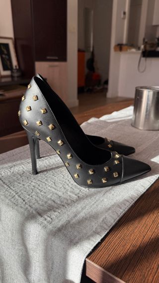 Tacones Michael Kors Negros con Tachuelas Doradas