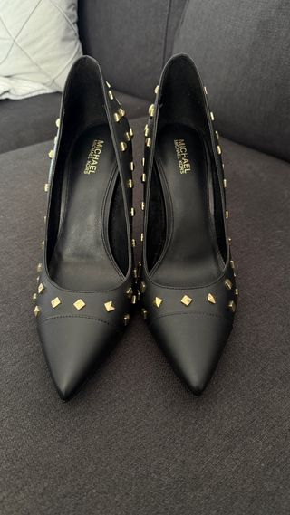 Tacones Michael Kors Negros con Tachuelas Doradas