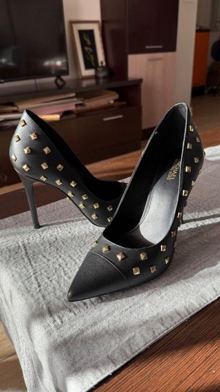 Tacones Michael Kors Negros con Tachuelas Doradas