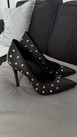 Tacones Michael Kors Negros con Tachuelas Doradas