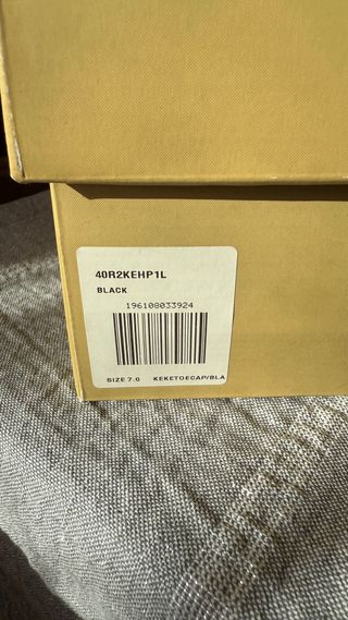 Tacones Michael Kors Negros con Tachuelas Doradas