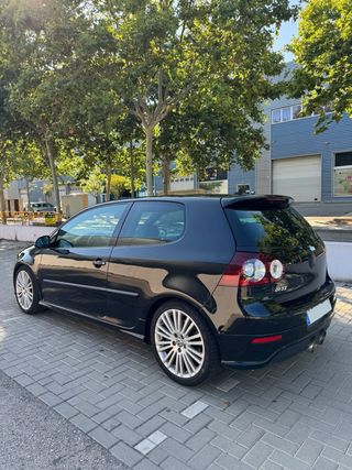 Volkswagen Golf R32