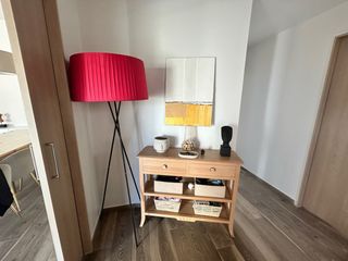 Lámpara de pie moderna roja y negra