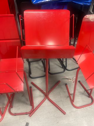 Expositores de prensa rojos/granates - ultima opor