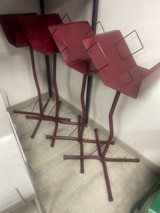 Expositores de prensa rojos/granates - ultima opor