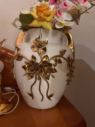 Jarrón Porcelana Blanca y Oro Flores Relieve