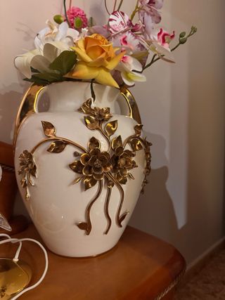 Jarrón Porcelana Blanca y Oro Flores Relieve