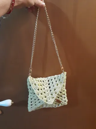 Borsetta uncinetto con catena dorata