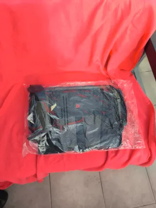 Bandolera Converse Negra y Roja