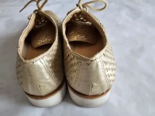 Zapatos dorados trenzados
