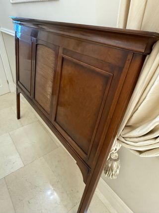 Cabecero de madera marrón