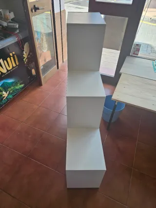 Mueble Escalera Blanco y Madera