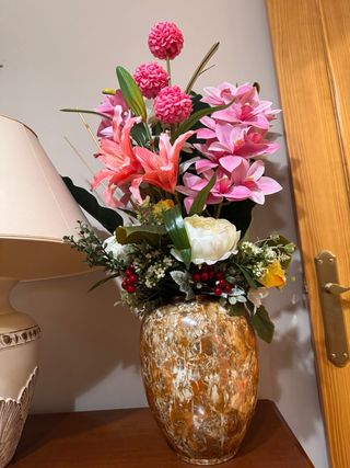 Jarrón Cerámica Veteada + Ramo Flores Artificiales