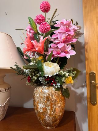 Jarrón Cerámica Veteada + Ramo Flores Artificiales
