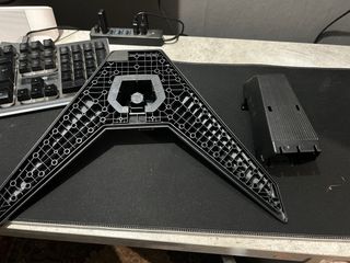 Dos soportes pa monitores, MSI y AOC, 27 pulgadas