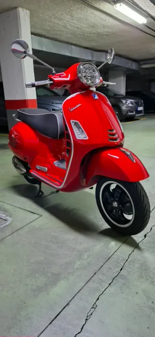 Vespa GTS 300 Super Roja - 1000km Nueva