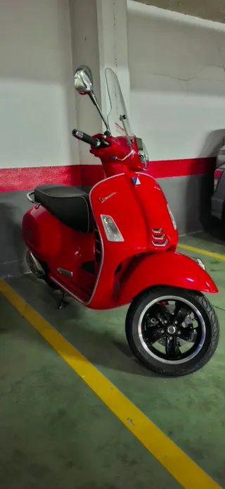 Vespa GTS 300 Super Roja - 1000km Nueva