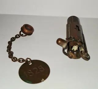 Mechero Antiguo 1828 con Cadena y Medalla