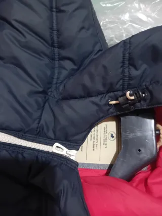 Chaqueta polar azul con capucha