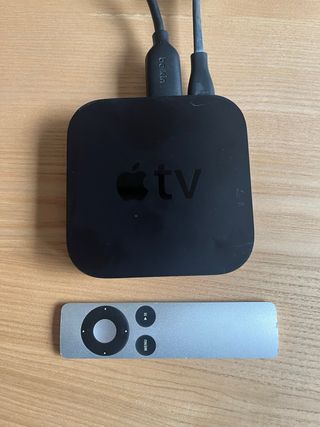 Apple TV modelo A1469 con mando original y cables