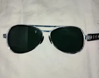 Occhiali da sole ispirati ad Elvis Presley