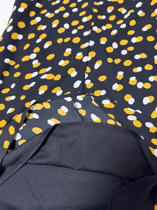 Vestido estampado azul oscuro y mostaza