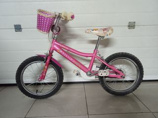 Bicicleta infantil rosa con cesta