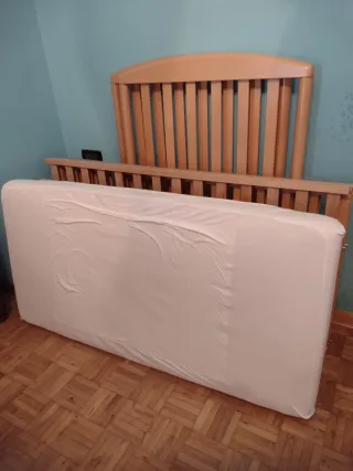 Lettino in legno chiaro con sponde