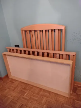 Lettino in legno chiaro con sponde