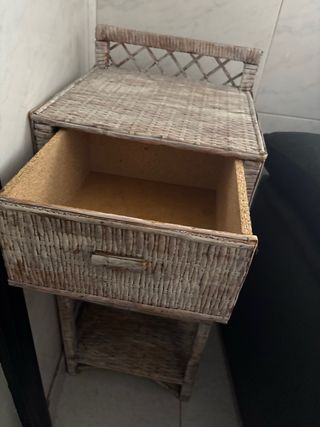 Mesita de noche de mimbre y madera