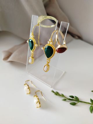 Lote de bisutería en buen estado. Lote dorado