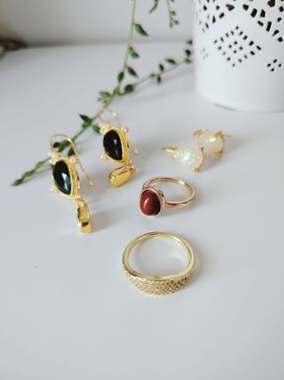 Lote de bisutería en buen estado. Lote dorado