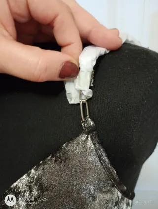 Top Guess metalizado drapeado tirantes cadena