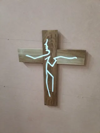 Cruz de madera con figura blanca
