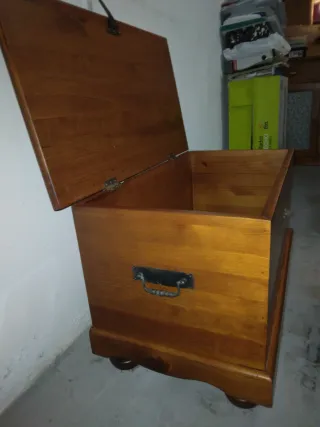 Arcón de madera marrón